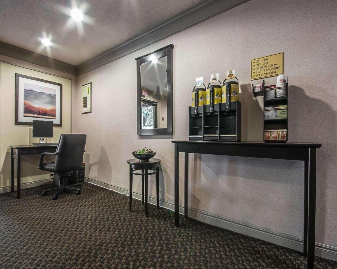 Art Infiniti Hotel Pitt Meadows Exterior foto
