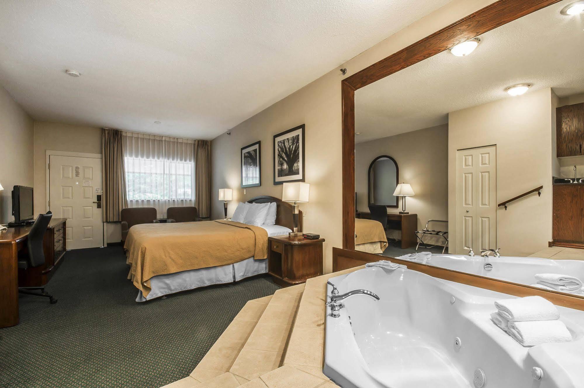 Art Infiniti Hotel Pitt Meadows Exterior foto